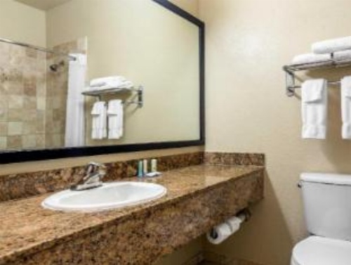 Ramada Suites by Wyndham San Diego image 17